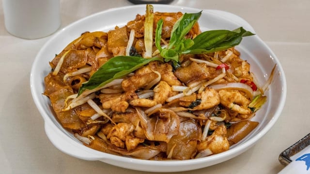 Chicken Drunken Noodles (鸡肉九层塔河粉）.