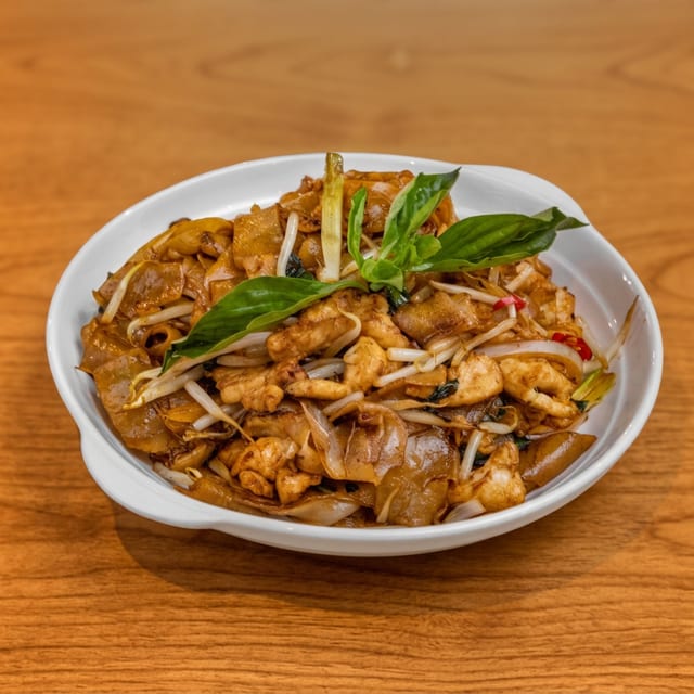 Chicken Drunken Noodles (鸡肉九层塔河粉）.